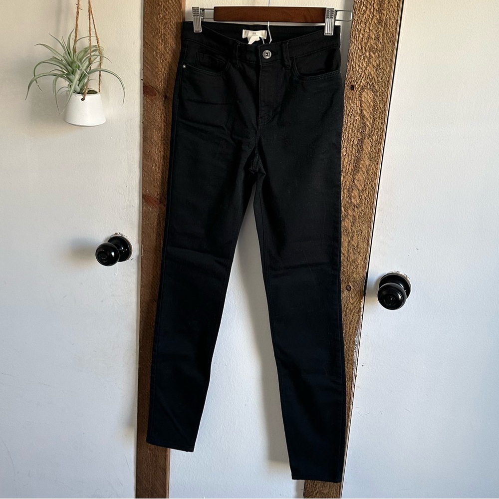H&M L.O.G.G. Black Denim Jeans Pants Women’s Size 2
VGUC, barely worn

Bin 12